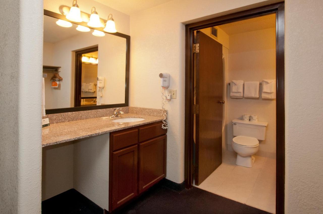 Quality Inn Stadium Area Грин Бэй Экстерьер фото