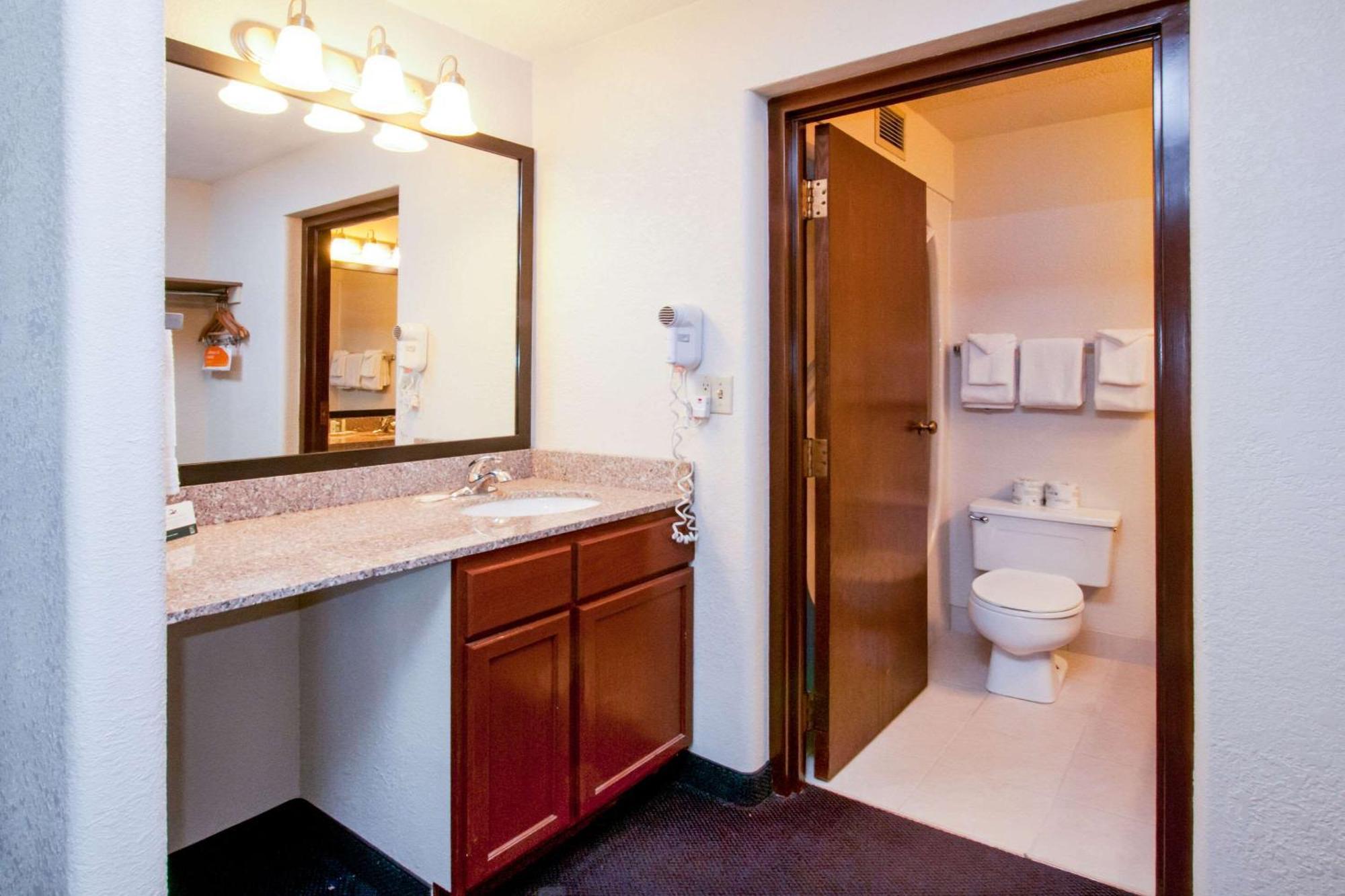 Quality Inn Stadium Area Грин Бэй Экстерьер фото
